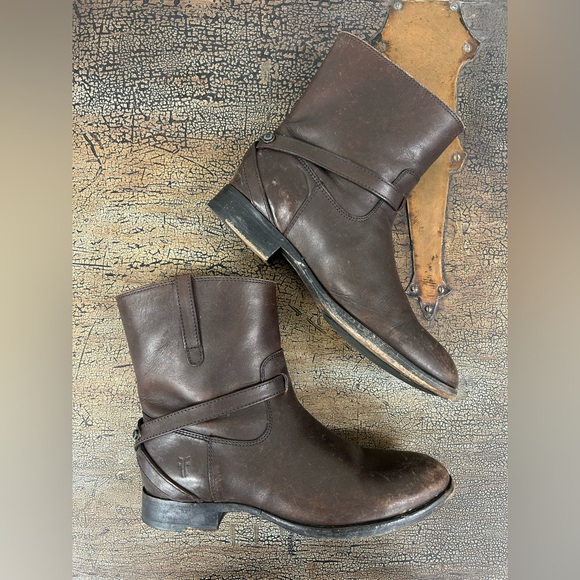 Frye Lindsay Plate Short Distressed Dark Brown Boot - Picture 1 of 9